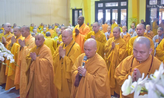 Thượng tọa Thích Giác Dũng đại diện tứ chúng tổ đình Vĩnh Nghiêm tác bạch cúng dường