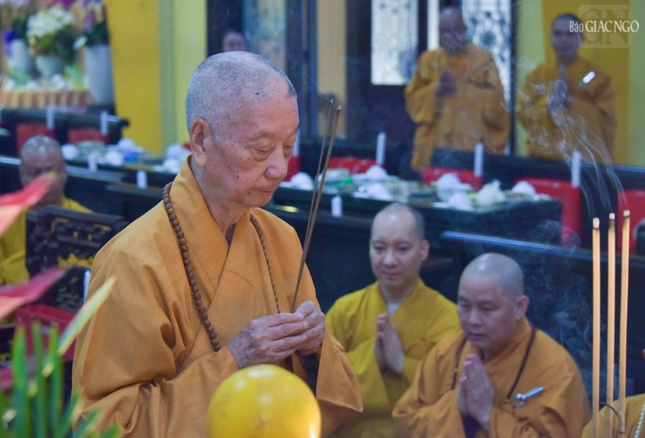 Đại lão Hòa thượng Thích Trí Quảng thắp hương tưởng niệm Trưởng lão Hòa thượng Thích Thanh Kiểm