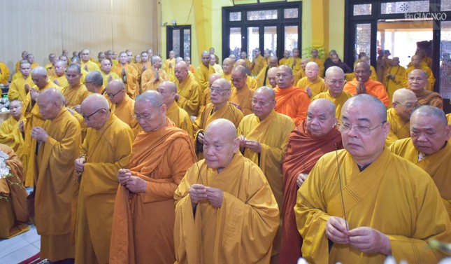 Chư vị giáo phẩm Hội đồng Chứng minh, Hội đồng Trị sự thắp hương tưởng niệm