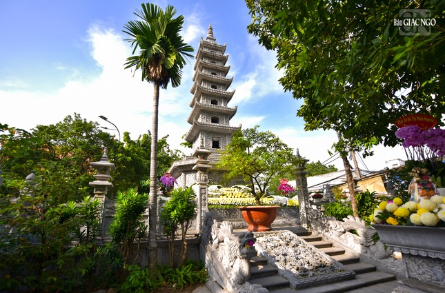 Bảo tháp Trưởng lão Hòa thượng Thích Thanh Kiểm trong khuôn viên chùa Vĩnh Nghiêm