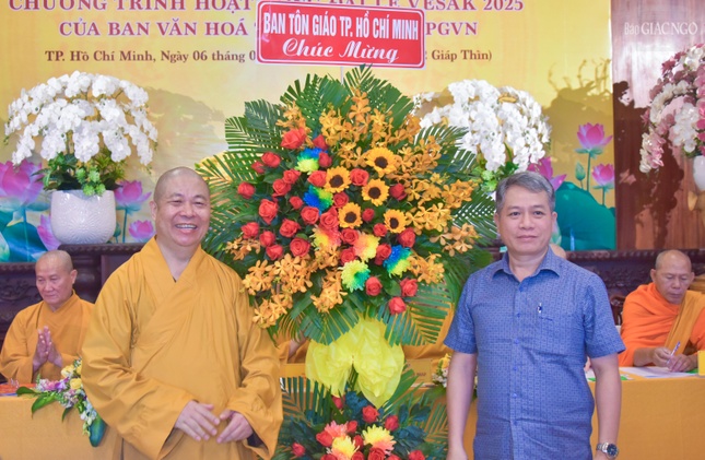 Ban Tôn giáo TP.HCM tặng hoa chúc mừng
