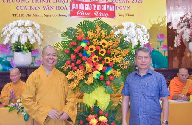 Ban Tôn giáo TP.HCM tặng hoa chúc mừng