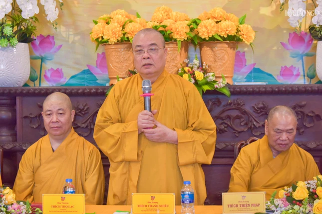 Trưởng lão Hòa thượng Thích Thanh Nhiễu ban đạo từ