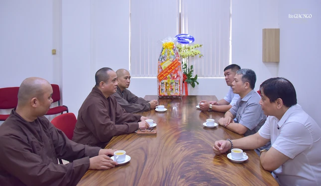 Thượng tọa Thích Tâm Hải, Tổng Biên tập Báo Giác Ngộ thân mật tiếp đoàn Ban Tôn giáo TP.HCM