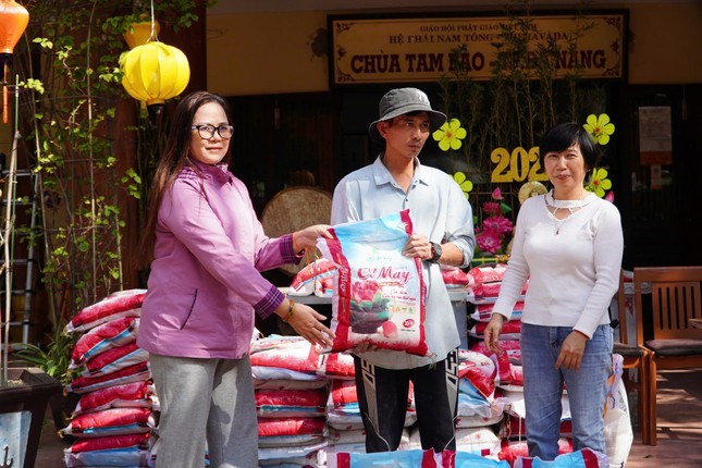 Trao quà đến người dân khó khăn