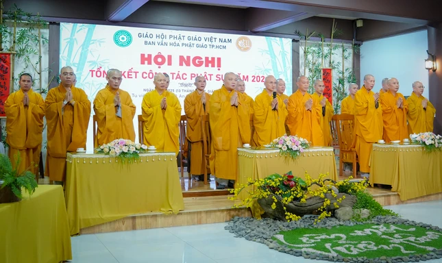 Chư tôn đức cử hành nghi thức niệm Phật cầu gia bị