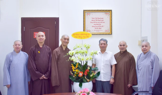 Ông Vũ Huy Long, Trưởng phòng Nghiệp vụ 1 - Ban Tôn giáo TP.HCM đón tiếp đoàn