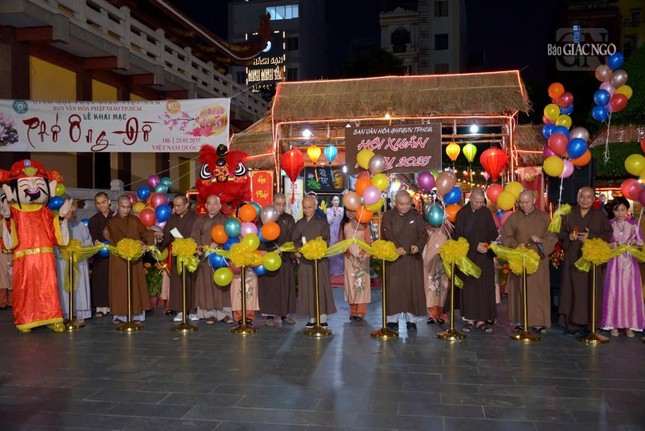 Cắt băng khai mạc