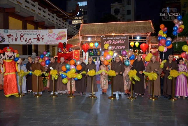 Cắt băng khai mạc