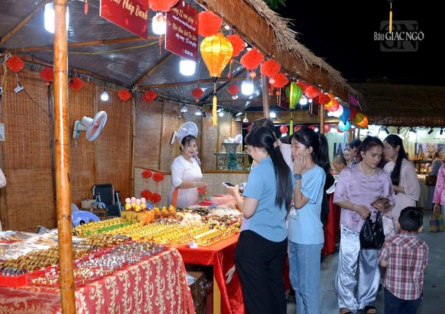 Triển lãm Phố ông đồ tại Việt Nam Quốc Tự (số 242-244 đường 3/2, P.12, Q.10, TP.HCM) sẽ mở cửa liên tục từ 26 Tết đến 15 tháng Giêng năm Ất Tỵ (25-1 đến 12-2-2025)