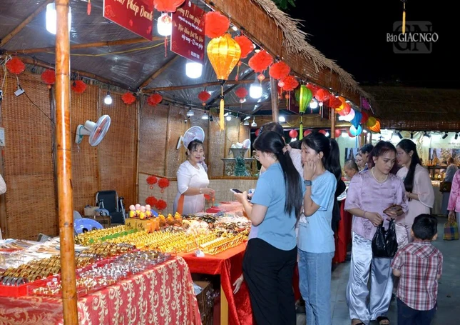 Triển lãm Phố ông đồ tại Việt Nam Quốc Tự (số 242-244 đường 3/2, P.12, Q.10, TP.HCM) sẽ mở cửa liên tục từ 26 Tết đến 15 tháng Giêng năm Ất Tỵ (25-1 đến 12-2-2025)