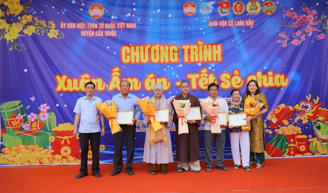 Lãnh đạo H.Cần Giuộc, Long An tặng hoa, trao thư cảm ơn đến chư tôn đức, mạnh thường quân hỗ trợ chương trình "Xuân ấm áp - Tết sẻ chia" Lãnh đạo H.Cần Giuộc, Long An tặng hoa, trao thư cảm ơn đến chư tôn đức, mạnh thường quân hỗ trợ chương trình "Xuân ấm áp - Tết sẻ chia"