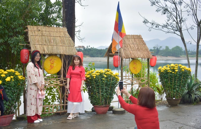 Chụp ảnh bên những tiểu cảnh do chùa thiết kế