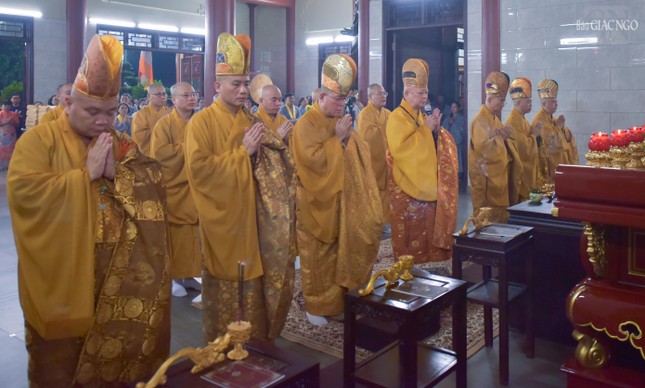 Hòa thượng Thích Lệ Trang đương vi đệ nhất đàn chủ; chư tôn đức Ban Trị sự GHPGVN TP.HCM, Ban Quản trị vào phương vị đàn chủ 6 đàn