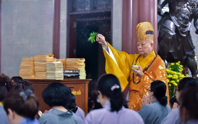 Thực hiện nghi thức sái tịnh đàn tràng