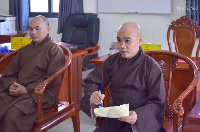 Đại đức Thích Minh Lộc trình bày kế hoạch cho các hoạt động Phật sự sắp tới của Ban Trị sự Phật giáo Q.7