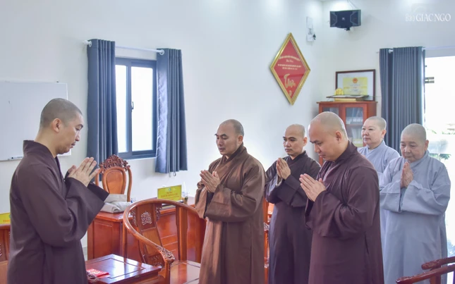 Các thành viên Thường trực Ban Trị sự Phật giáo Q.7 khánh tuế Thượng tọa Trưởng ban