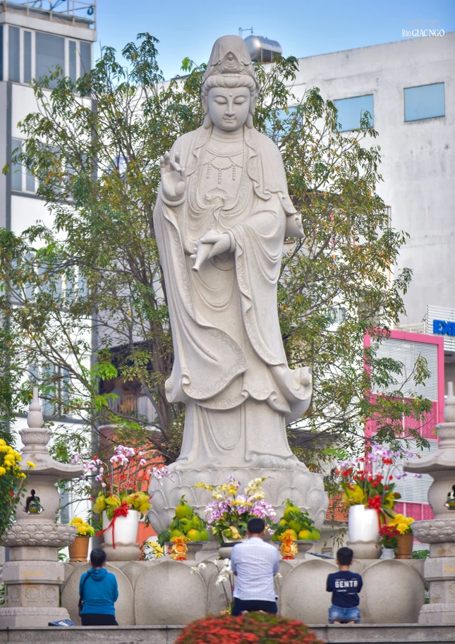 Nhiều người về dưới chân Bồ-tát Quán Thế Âm, lắng đọng tâm mình để cầu nguyện người mẹ hiền gia hộ bình an cho bản thân cũng như gia đình