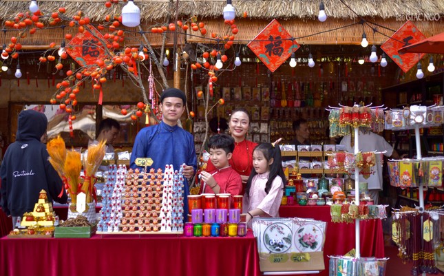 Có 34 gian hàng, trưng bày các sản phẩm như: tranh, tượng Phật, Bồ-tát, Phật cụ, chuỗi, tranh, mộc bản, thư pháp… phục vụ cho Phật tử, khách du xuân, thể hiện đậm nét văn hóa Phật giáo và dân tộc, đem đến không gian Tết hoan hỷ, vui tươi trong những ngày xuân tại Việt Nam Quốc Tự