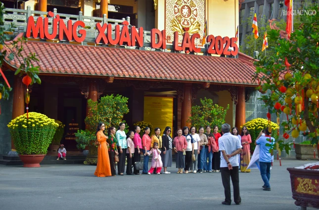 Đông đảo người dân đến tham quan, lễ Phật và lưu giữ những bức ảnh kỷ niệm cùng với gia đình trong những ngày đầu năm mới