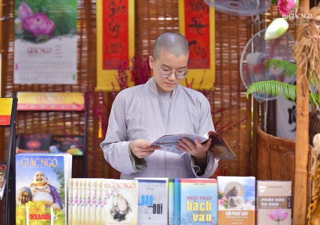 Bên cạnh việc đi chùa, lễ Phật, mọi người còn có cơ hội tham quan, thưởng lãm Phố ông đồ Xuân Ất Tỵ - 2025 do Ban Văn hóa Phật giáo TP.HCM tổ chức tại Việt Nam Quốc Tự