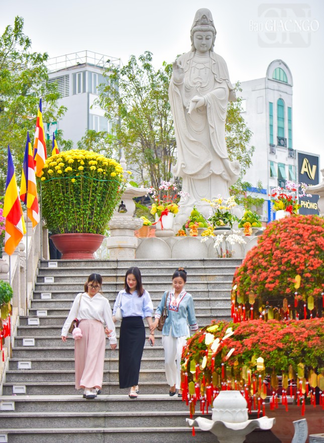 Đầu năm đi chùa đã thành một thói quen, nét sinh hoạt văn hóa của người dân Việt Nam, để cầu an cũng như tiếp thêm năng lượng cho bản thân trong năm mới