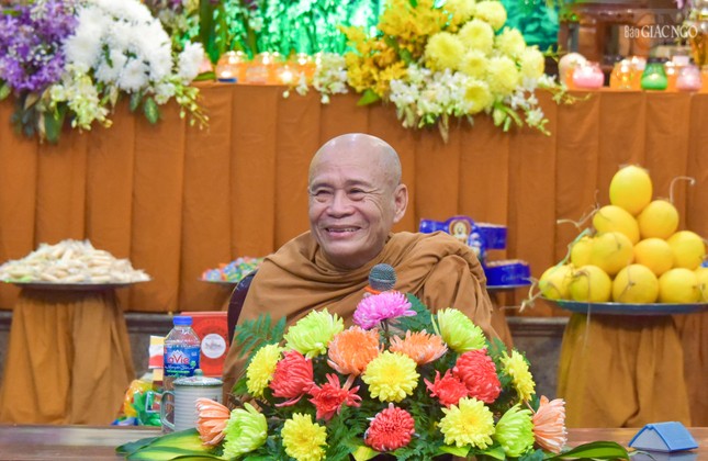 Hòa thượng Thích Minh Bửu, trụ trì pháp viện Minh Đăng Quang (TP.Thủ Đức, TP.HCM) thuyết pháp cho Phật tử vào tối 14 tháng Giêng