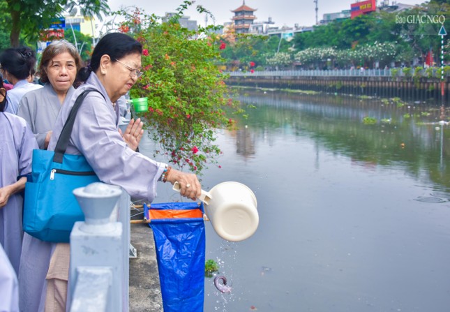 ...tham gia các thiện sự như phóng sinh
