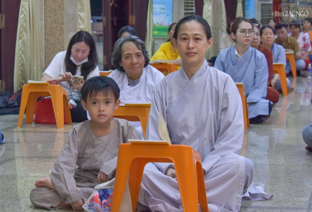 2 mẹ con Phật tử chăm chú lắng nghe pháp