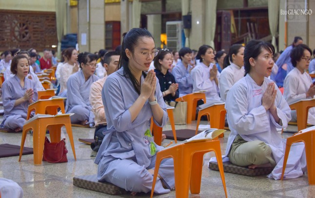 Các bạn trẻ cũng về chùa để tham dự khóa lễ tụng kinh cầu an