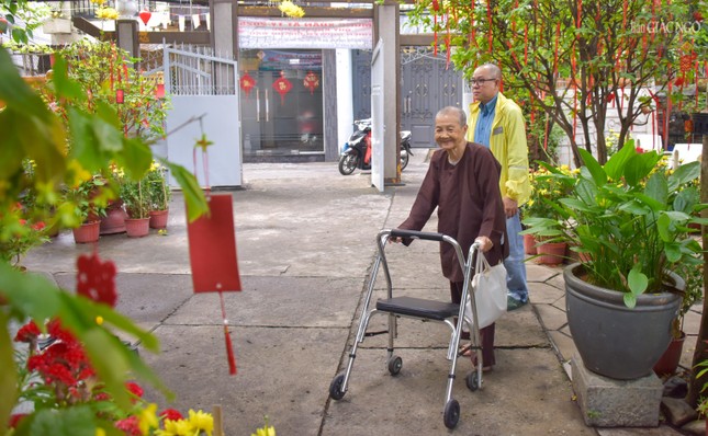 Rằm tháng Giêng là dịp mà những Phật tử lớn tuổi, gắn bó lâu đời với ngôi tịnh xá này trở về thăm chốn Tổ