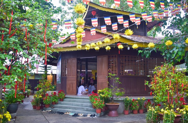 Tịnh xá Ngọc Chánh (Q.Bình Thạnh) - ngôi tịnh xá Khất sĩ đầu tiên tại Sài Gòn – Gia Định do Tổ sư Minh Đăng Quang thành lập năm 1953 cũng là nơi mà Phật tử đến lễ Phật trong ngày rằm tháng Giêng