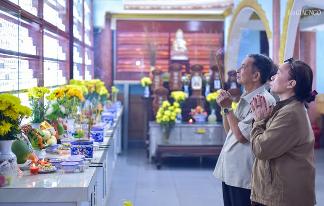 Đây cũng là dịp mà Phật tử về chùa để thắp hương cho thân nhân của mình đang gửi tro cốt tại chùa...