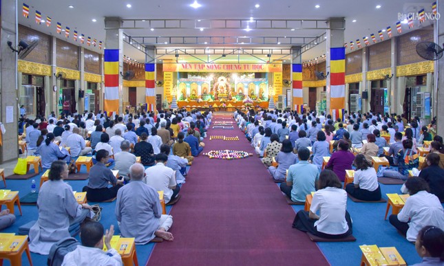 Hàng trăm Phật tử trở về pháp viện Minh Đăng Quang để nghe pháp, tụng kinh Dược Sư vào tối 14 tháng Giêng