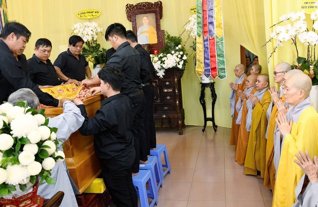 Môn đồ pháp quyến tham dự hộ niệm