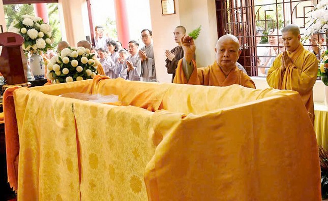 Hòa thượng Thích Lệ Trang cử nhành dương sái tịnh kim quan