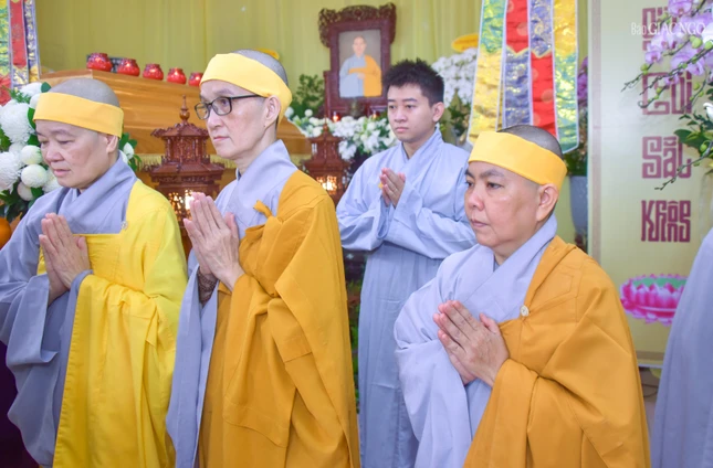 ...tri ân những tình cảm cao đẹp của chư tôn đức đối với Thầy của mình