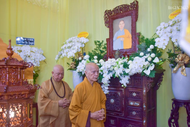 Hữu nhiễu kim quan