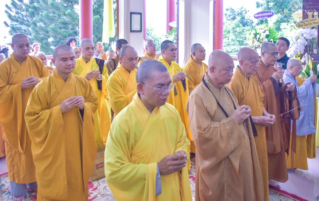 Thượng tọa Thích Thiện Từ, Trưởng ban Trị sự GHPGVN H.Nhà Bè cùng các thành viên trong ban viếng tang Ni trưởng Thích nữ Lệ Thủy