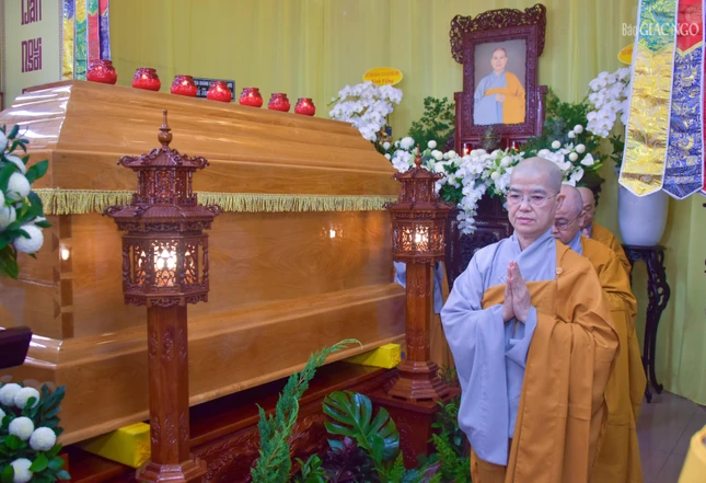 Hữu nhiễu kim quan từ biệt vị pháp lữ đồng hành