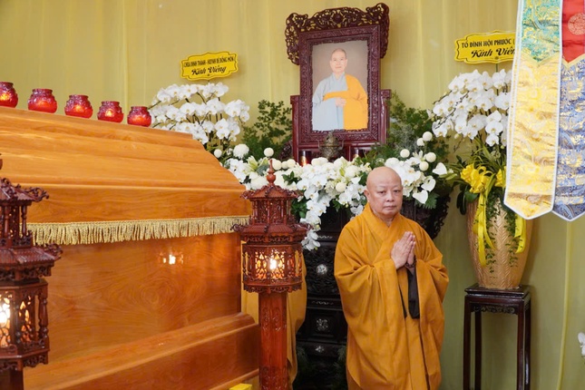 Hòa thượng Thích Lệ Trang hữu nhiễu kim quan