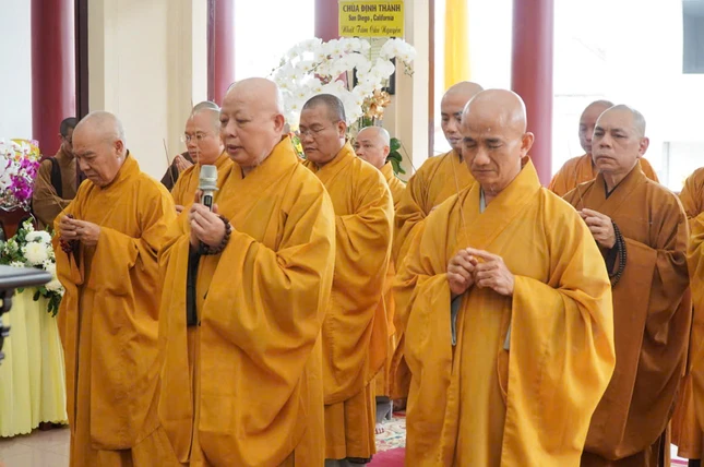 Thắp hương cầu nguyện