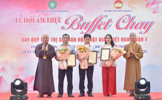 Ban Tổ chức tặng hoa cám ơn các nhà tài trợ