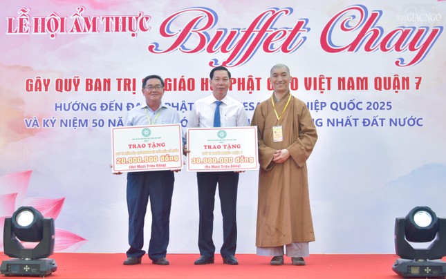 Trao bảng tượng trưng số tiền ủng hộ