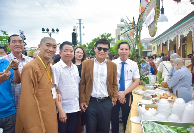 Tham quan các gian hàng ẩm thực chay