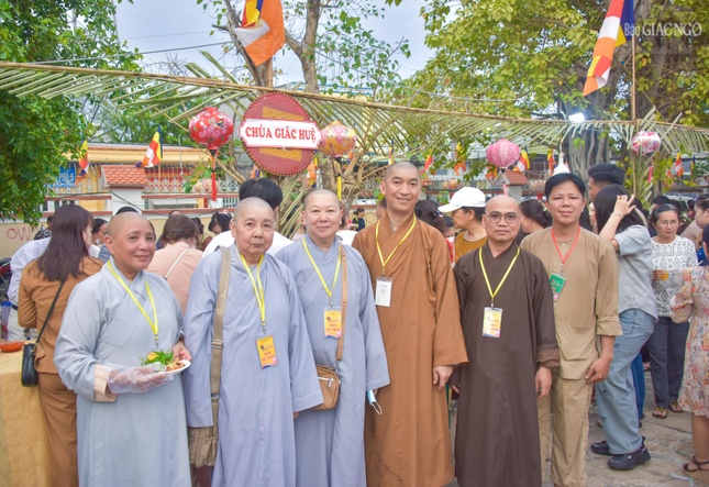 Tham quan các gian hàng