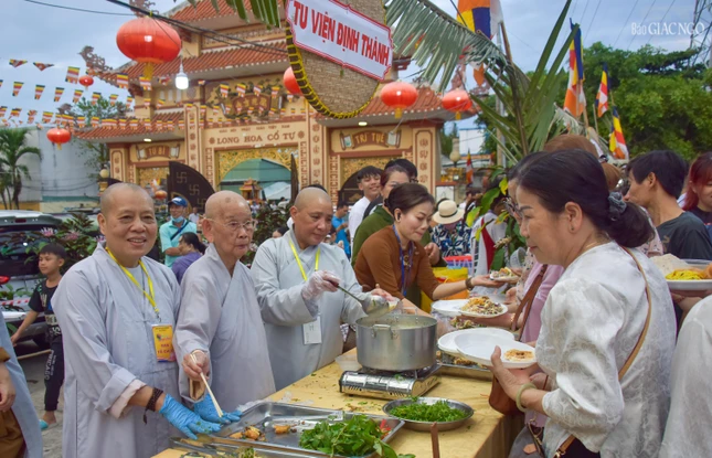Hơn 50 món ăn do các tự viện trên địa bàn Q.7 chế biến