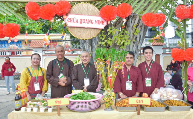 Nhiều món chay được Tăng Ni, Phật tử chế biến phục vụ thực khách tham dự