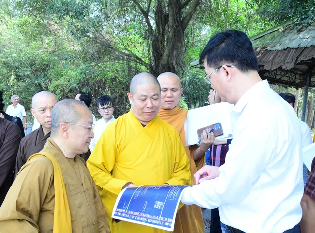 Hòa thượng Thích Thọ Lạc chia sẻ địa điểm bố trí không gian các sự kiện văn hoá đến đại diện chính quyền