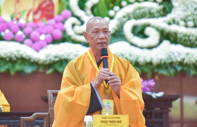 Trưởng lão Hòa thượng Thích Thiện Huệ ban đạo từ chứng minh